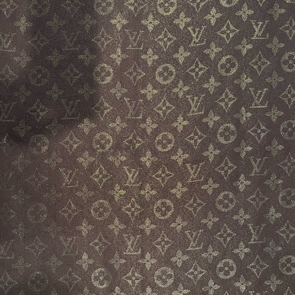 Châle Monogram Silk Scarf - Picture 3 of 4
